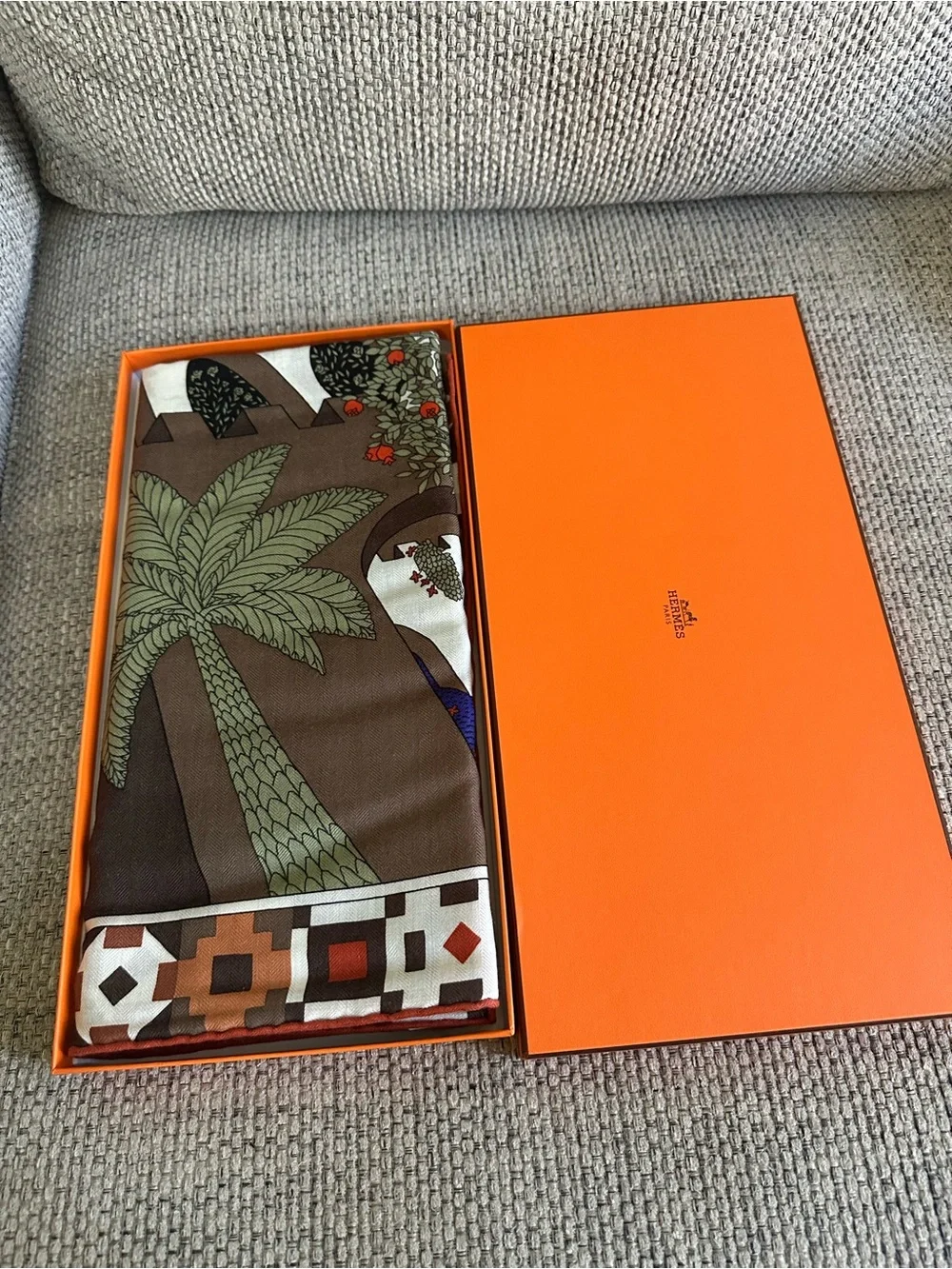 NEW in Box HERMÈS Le Palais des Quatre Vents  Shawl 140 Scarf